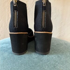 Eileen Fisher wedge shoe
Size 9
Black
Worn once, indoors